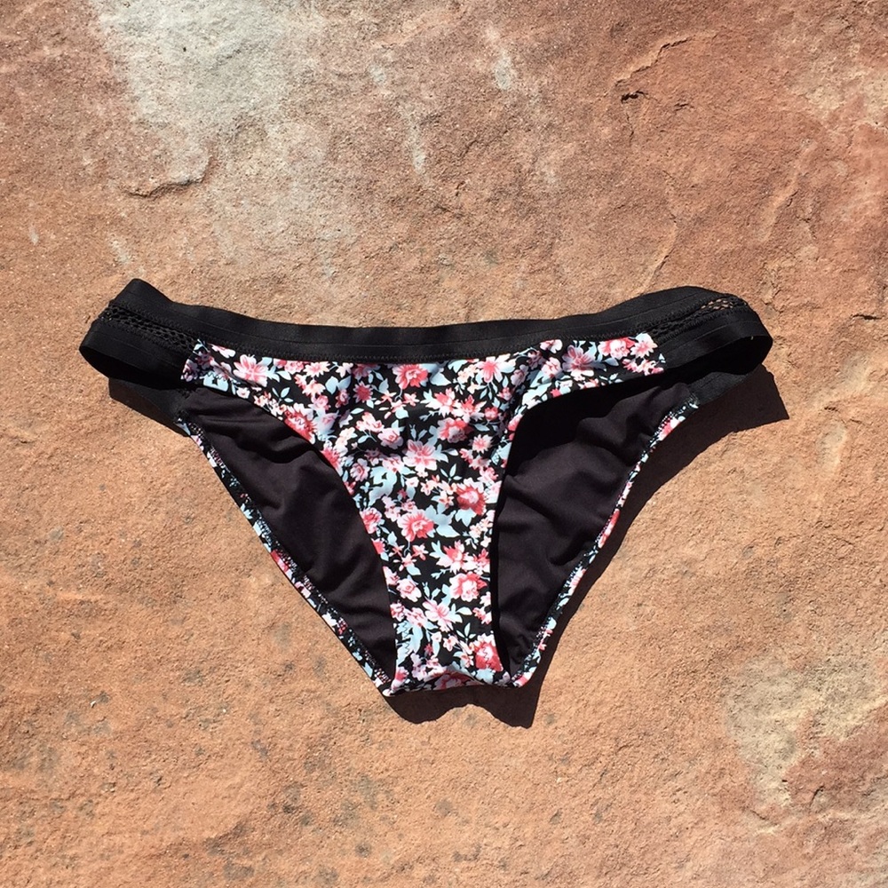 NWOT Volcom bikini bottoms